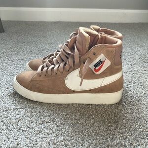 Womans Nike Blazer mid rebel beige